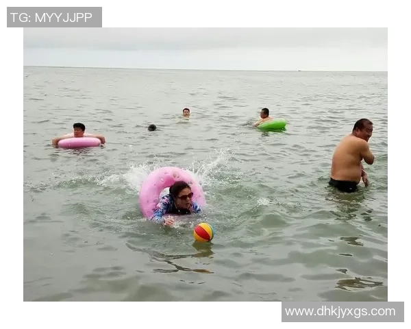 足球明星情侣甜蜜游泳瞬间大合集展现浪漫与激情的完美结合