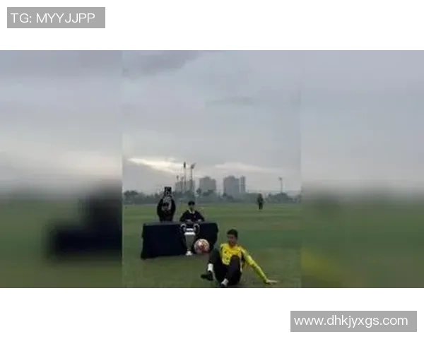 当爱情遇上绿茵场:一位足球明星的浪漫追逐与心动瞬间 当爱情遇上绿茵场:一位足球明星的浪漫追逐与心动瞬间