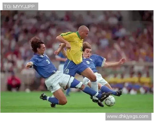 足球巨星荟萃银幕共演精彩电影展现运动魅力与团队精神 足球巨星荟萃银幕共演精彩电影展现运动魅力与团队精神