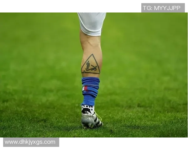 足球明星穿西装展现纹身魅力的男士时尚风格图片合集