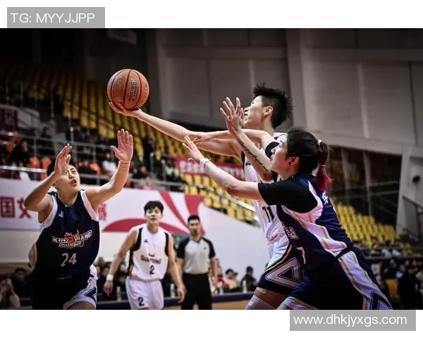 篮球小明星的成长之路与梦想追逐的精彩瞬间